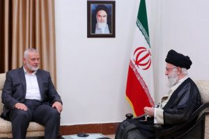 اسماعیل هنیه و هیات همراه با رهبر انقلاب دیدار کرد